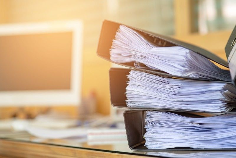 Poukładan na biurku foldery z dokumentami
