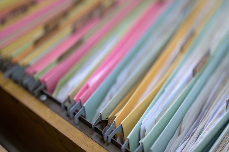 Szuflada z różnokolorowymi folderami z dokumentami