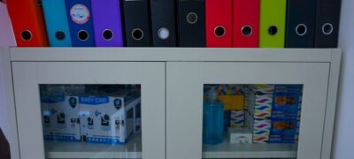 Fotografia dla wpisu blogowe przestawiający segregatory z dokumentami